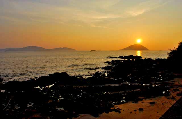 玄界島に沈む夕日の写真