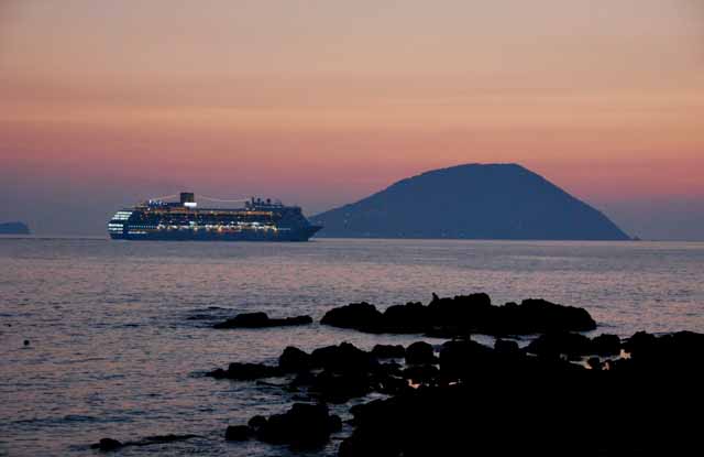 大きな客船の往来の写真