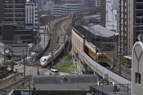 東区香椎前１丁目のマンションから撮影した電車