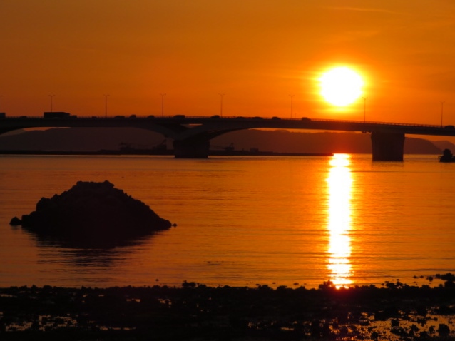 夕日に染まる香椎かもめ大橋2