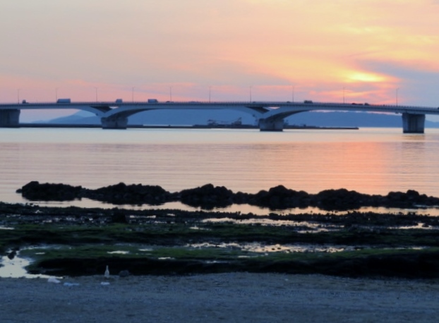 夕日に染まる香椎かもめ大橋3