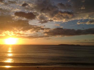 三苫海岸に沈む夕日の様子