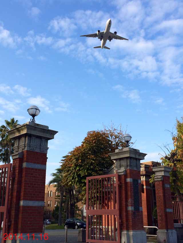 九大の赤レンガ門と飛行機の様子