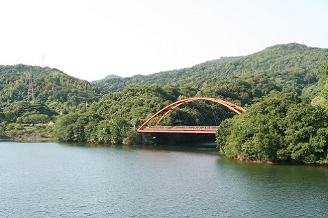 写真：長谷ダムと三日月山
