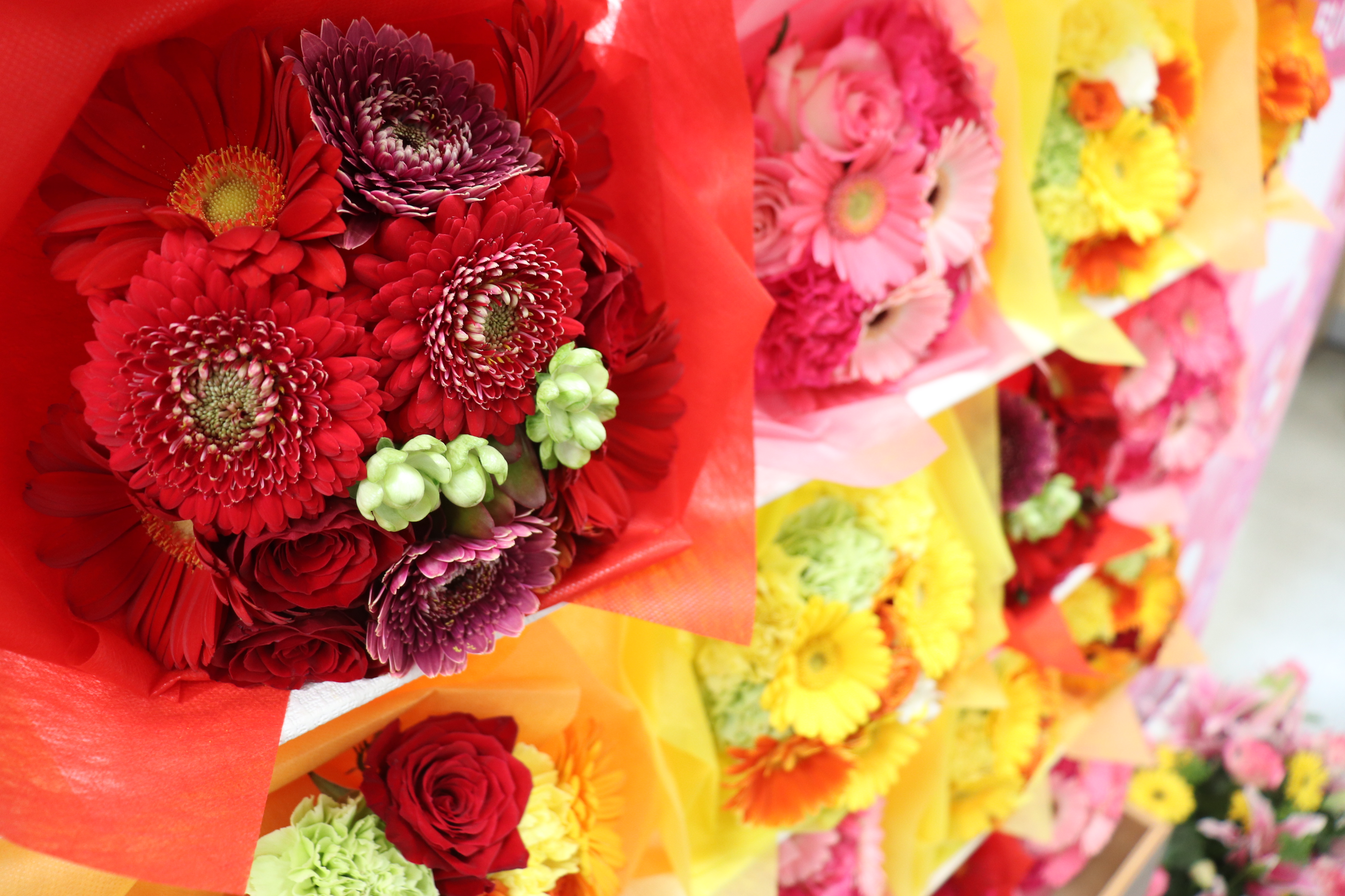 花束オブジェをアップで撮影した写真です。赤の花束と黄色の花束です。