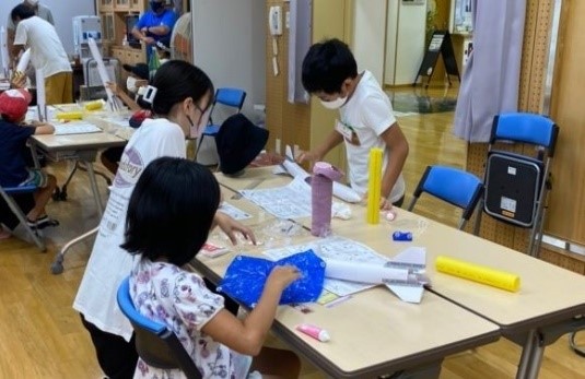 設計図を見ながらロケットを作る子どもの様子