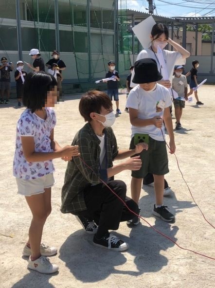 ロケット発射ボタンを手にする子どもの様子