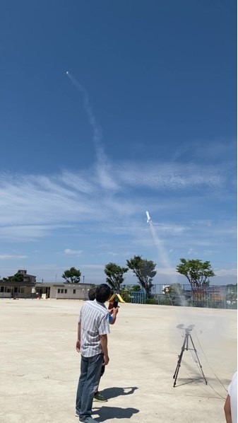 空高く、飛んでいくロケットの様子