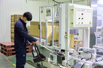 「５S」活動の一例。機械の清掃を行う社員