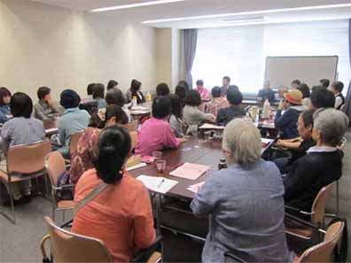 あけぼのハウスでの会合の様子の拡大画像