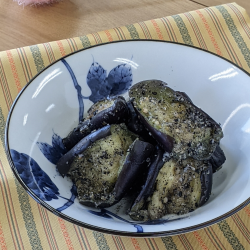 手割りなすのごま塩麹和えの写真