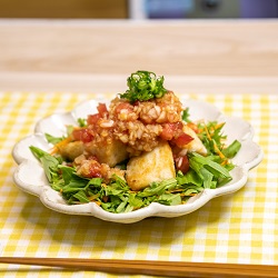 揚げ焼き魚のトマト香味だれの写真