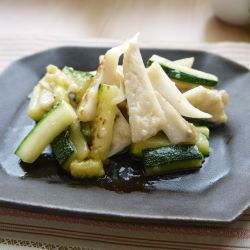 鶏ヤゲン軟骨とズッキーニの柚子こしょう炒めの写真