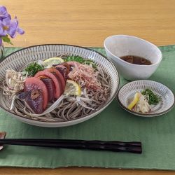 漬けかつおの冷やしそばの写真