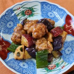秋野菜の黒酢豚の写真