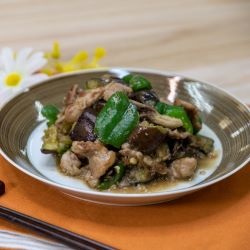 豚と夏野菜のみそ炒めの写真