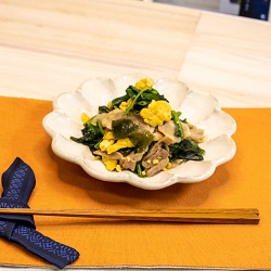 ほうれん草とわかめの卵とじの写真