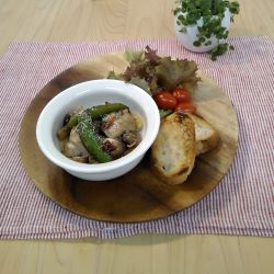 カツオとスナップエンドウのアヒージョの写真