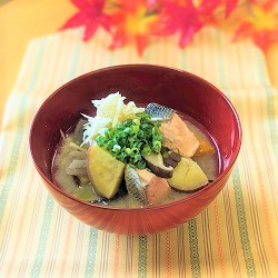 鮭と根菜の粕汁風の写真