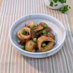 新じゃがとイカの甜麺醤煮の写真