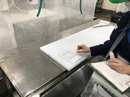 器具の拭き取りをしている写真