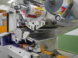 包装する機械の写真