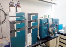 理化学検査に使用する機器の写真