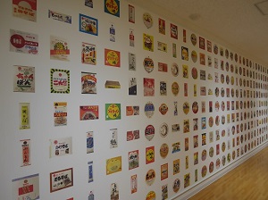 製品パッケージが壁に貼られている写真