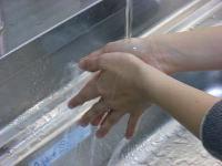 水道の水で手をぬらしている写真