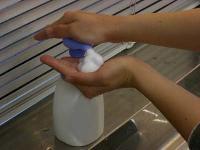 液体石鹸を手に取っている写真