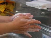 手のひらをこすっている写真