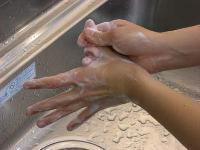 親指を洗っている写真