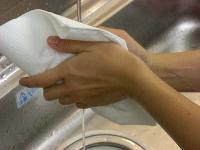 手をペーバータオルでふいている写真