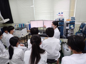 説明している様子