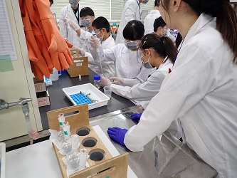 参加者が実験している様子