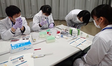 高校生が試薬を混ぜている写真