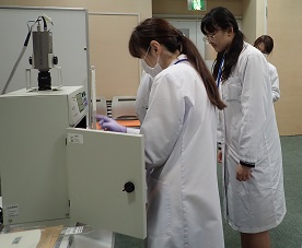 サンプルをUV照射している写真