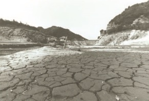 湖底をさらけ出した南畑ダムの写真