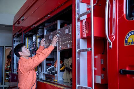 写真、消防吏員２