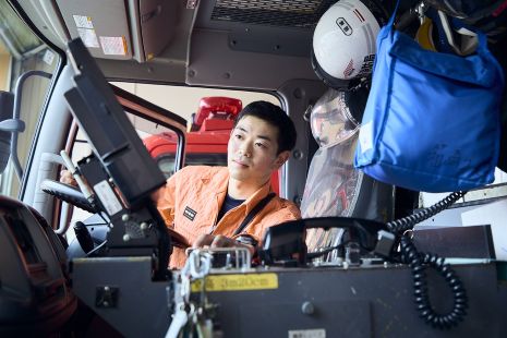 写真、消防吏員３