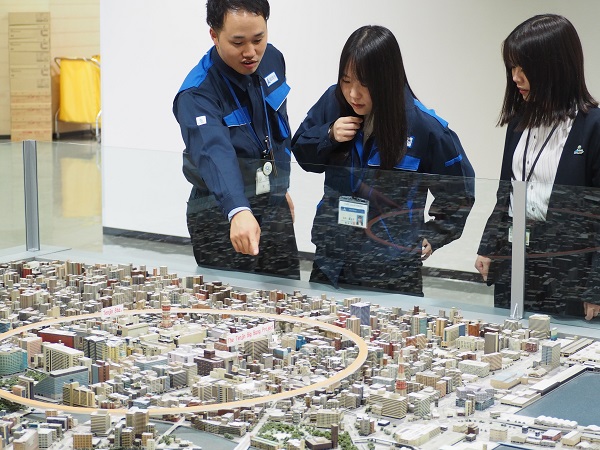 技術職若手座職員談会の集合写真2