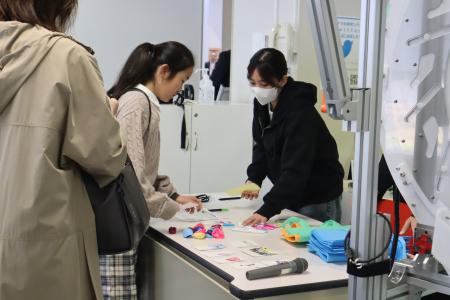 学生サポーターが受付対応している様子