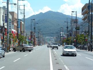 油山のふもとへ伸びる城南学園通りの写真