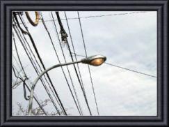 昼間についている照明灯の写真