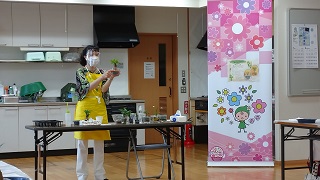 写真：「カラーサンドに観葉植物を植えてみよう」講座3