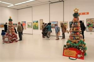 絵画部門をみる来場者の様子