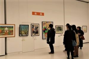 絵画を注意深く見る様子