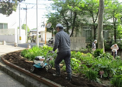 画像：耕し作業の様子