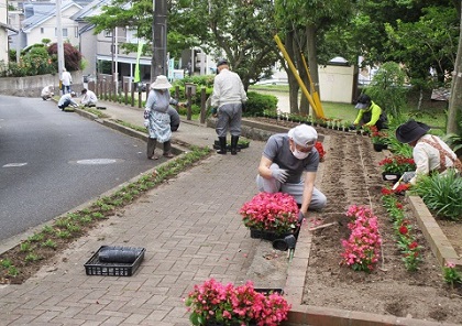画像：花植え作業の様子