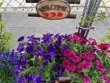 堤公民館の玄関前にある花2